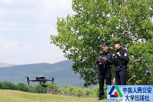 按住Ctrl键+鼠标滚轮缩放