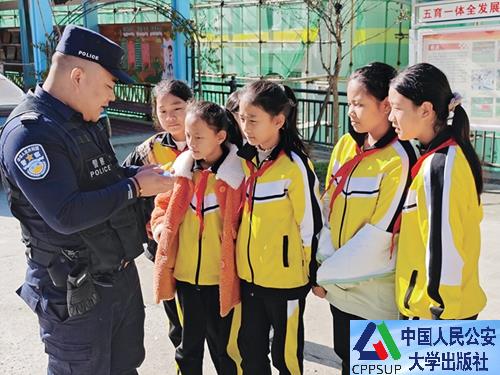 按住Ctrl键+鼠标滚轮缩放