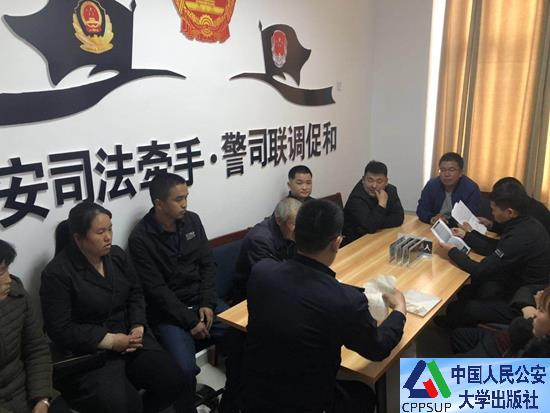 按住Ctrl键+鼠标滚轮缩放