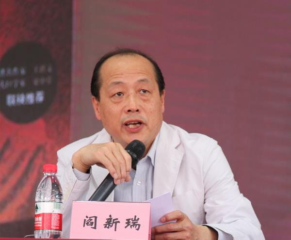 按住Ctrl键+鼠标滚轮缩放