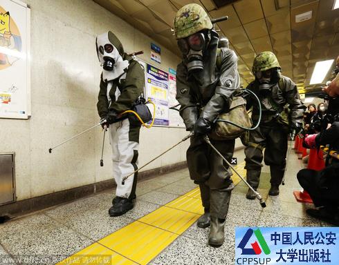 按住Ctrl键+鼠标滚轮缩放