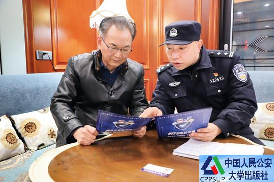 按住Ctrl键+鼠标滚轮缩放