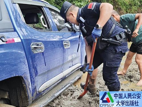 按住Ctrl键+鼠标滚轮缩放