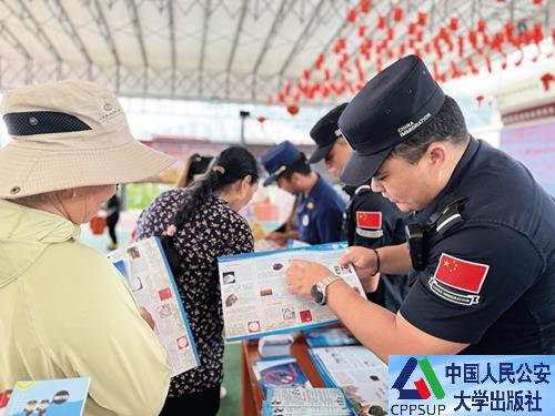 按住Ctrl键+鼠标滚轮缩放