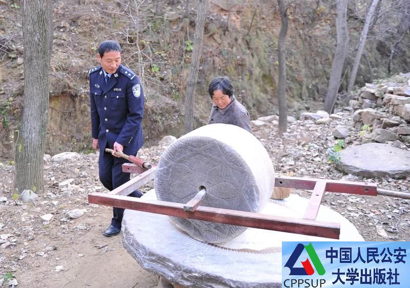 按住Ctrl键+鼠标滚轮缩放