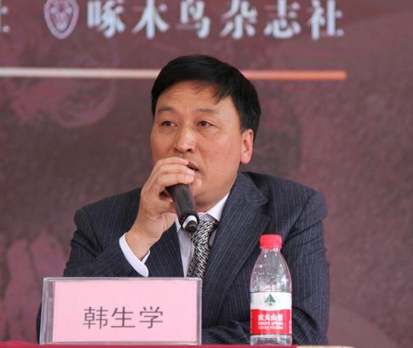按住Ctrl键+鼠标滚轮缩放