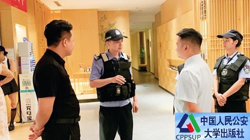 按住Ctrl键+鼠标滚轮缩放