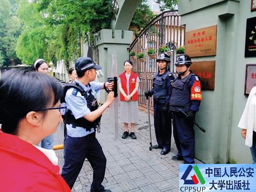 按住Ctrl键+鼠标滚轮缩放