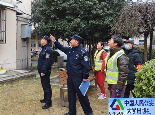 按住Ctrl键+鼠标滚轮缩放