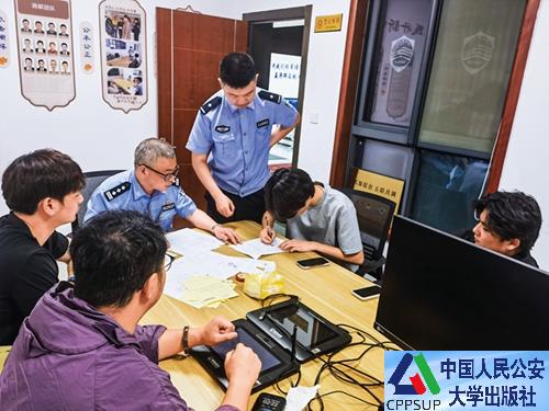 按住Ctrl键+鼠标滚轮缩放