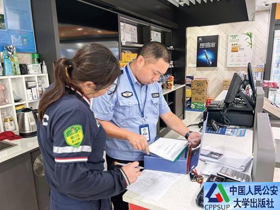 按住Ctrl键+鼠标滚轮缩放