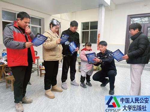 按住Ctrl键+鼠标滚轮缩放